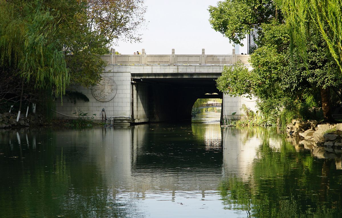 菜市桥旁的亲水平台上,周边小区的居民小聚闲聊;小船划过时光,和岸上