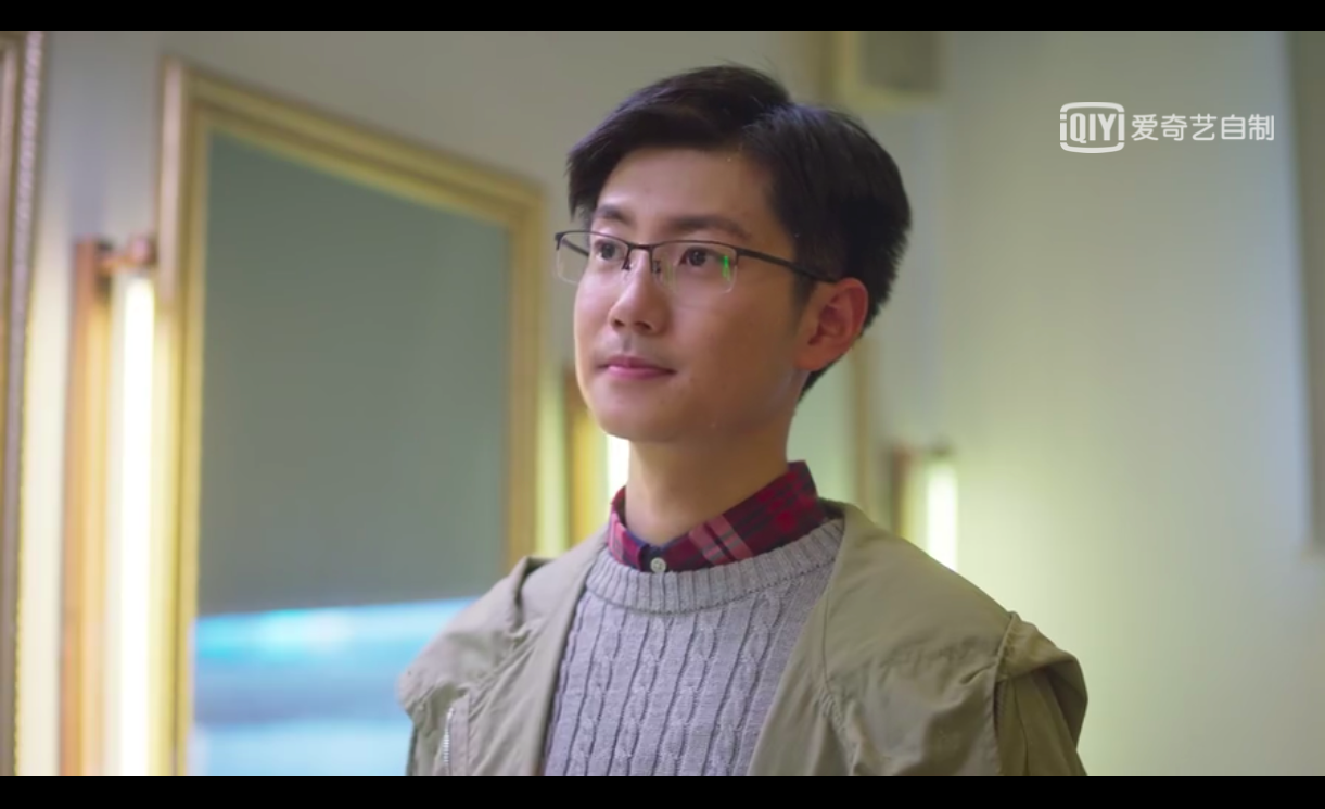 当最后一年元旦晚会圆满结束时,李佳航在后台本想送给女生最喜爱的