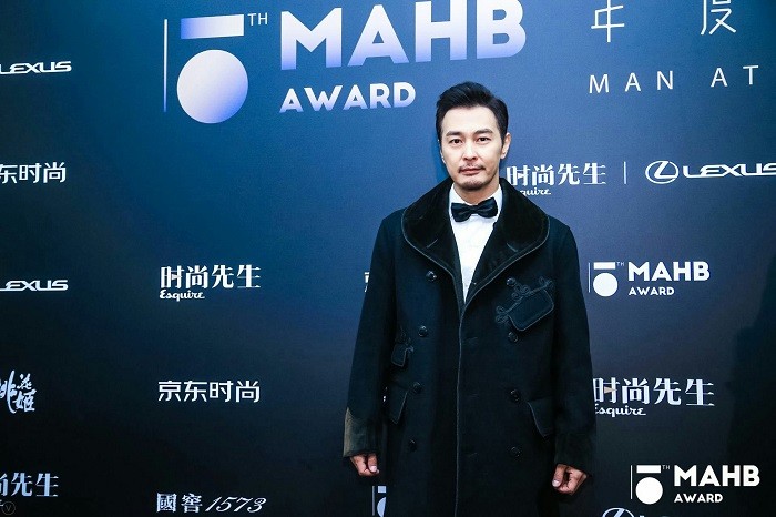 连凯熟男风范亮相时尚盛典 绅士品格尽展人生态度