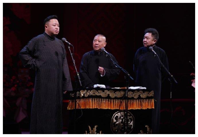 郭德纲和捧哏阎鹤祥在封箱时合作《新扒马褂》,释放什么信号呢?