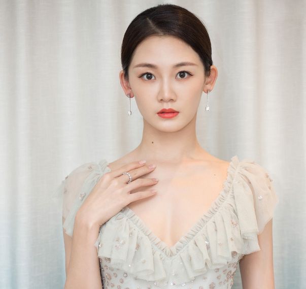 优雅苗苗,白纱深v长裙性感写真,气质大方魅力十足_高清图集_新浪网