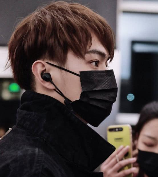 许凯独自一人现身机场,身穿黑色大衣,内衬白色衬衫,带着黑色口罩,可以