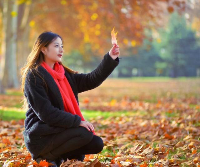 落叶树下的秀发飘逸唯美清纯丽人