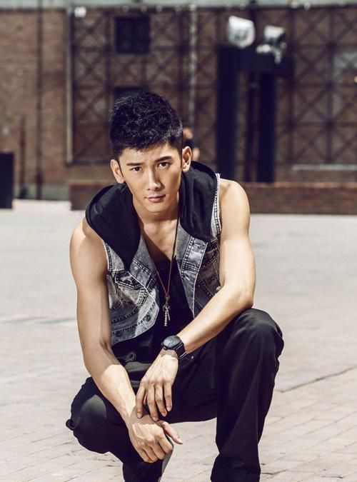 刘芮麟劲酷写真,大秀裸肌展阳光魅力,帅气十足