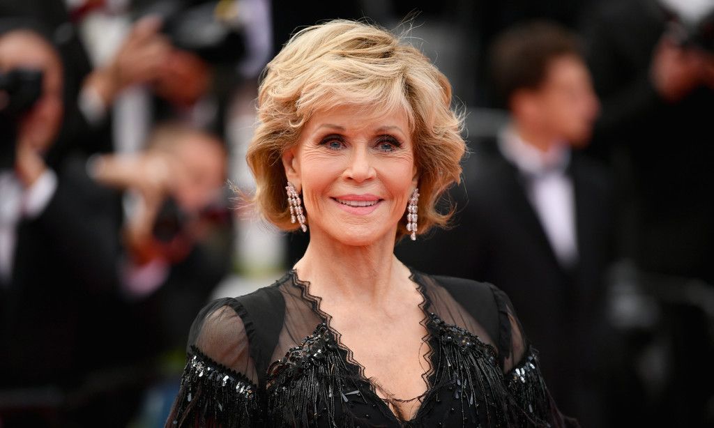 老牌影坛巨星简方达黑色蕾丝裙,年华老去,风姿依旧不减当年|简·方达