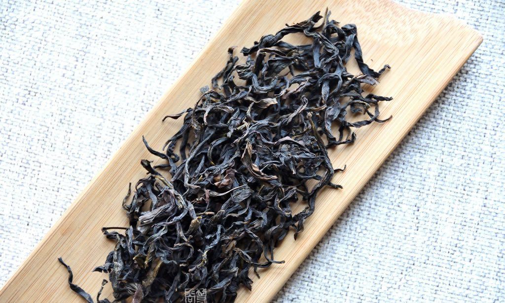 它是从乌岽山凤凰水仙群体品种的自然杂交后代中单株筛选而成.