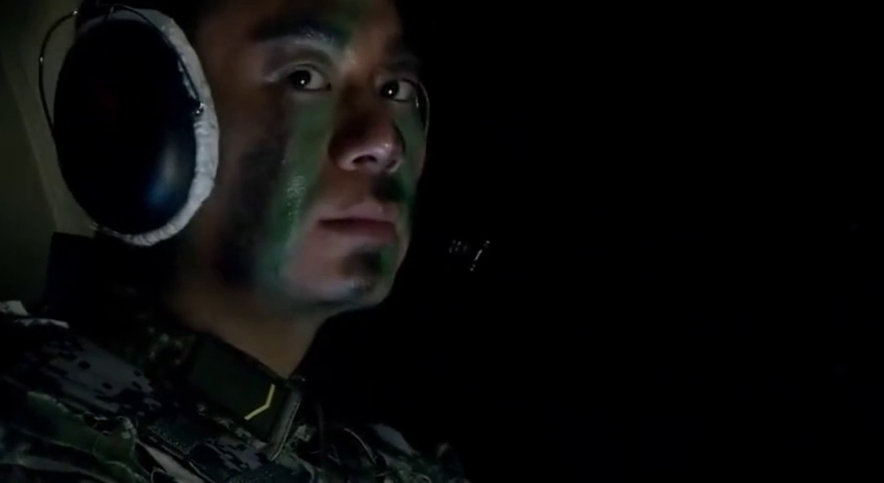 U2侦察机的增压飞行服,穿上它得两个人帮忙,这