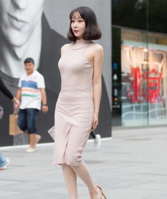 街拍:身材高挑的美女,一条迷人的吊带裙,秀出成熟的女人味