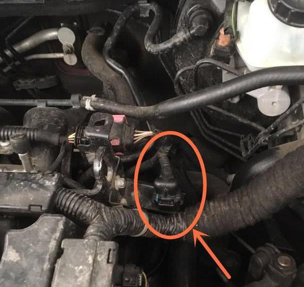 别克英朗更换曲轴位置传感器,看师傅怎么注重小细节流程化更换的