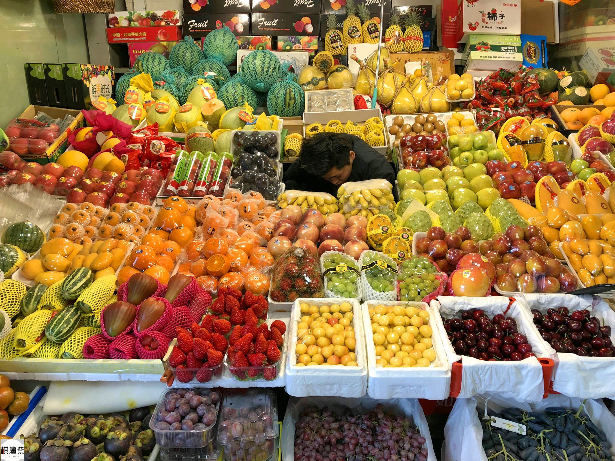 东北农民大叔逛北京网红菜市场:区区140个摊位,一年摊费才3万