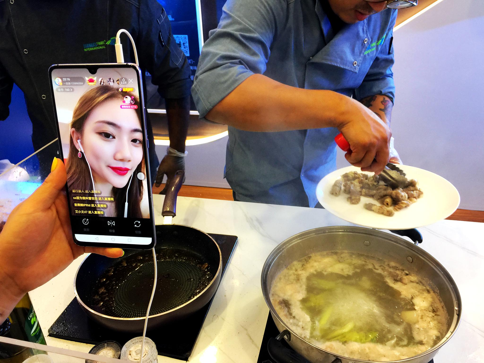 美女主播直播烤肉,隔着屏幕对粉丝说:我要流口水了