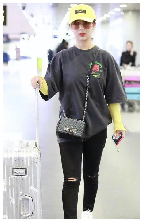 杨紫宣布复工,机场照片曝光胖出120斤?网友:确实该减肥了!__财经头条