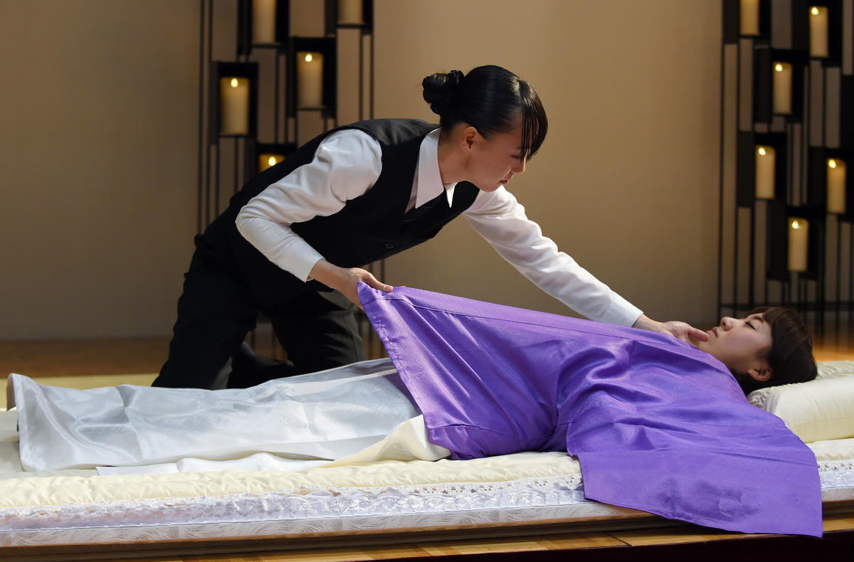 实拍日本葬礼展览会，漂亮女入殓师现场为“逝者”穿衣化妆