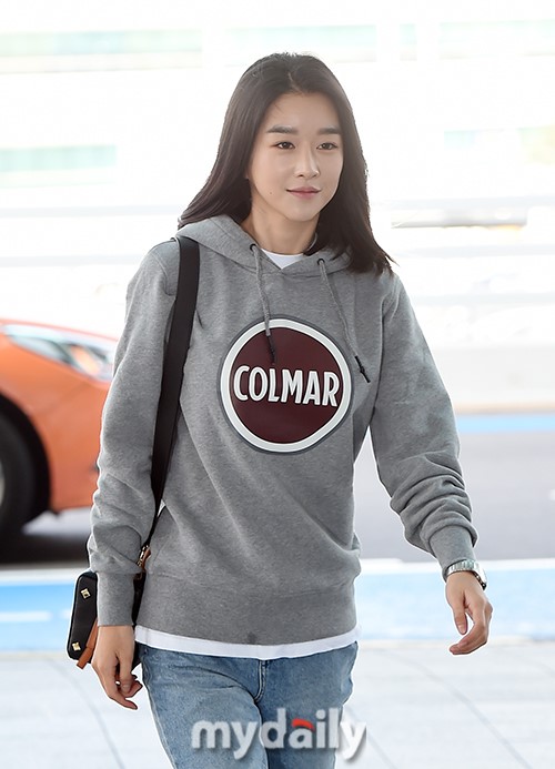 10月4日上午,韩国女艺人徐艺智为拍杂志写真而从仁川机场启程飞往了