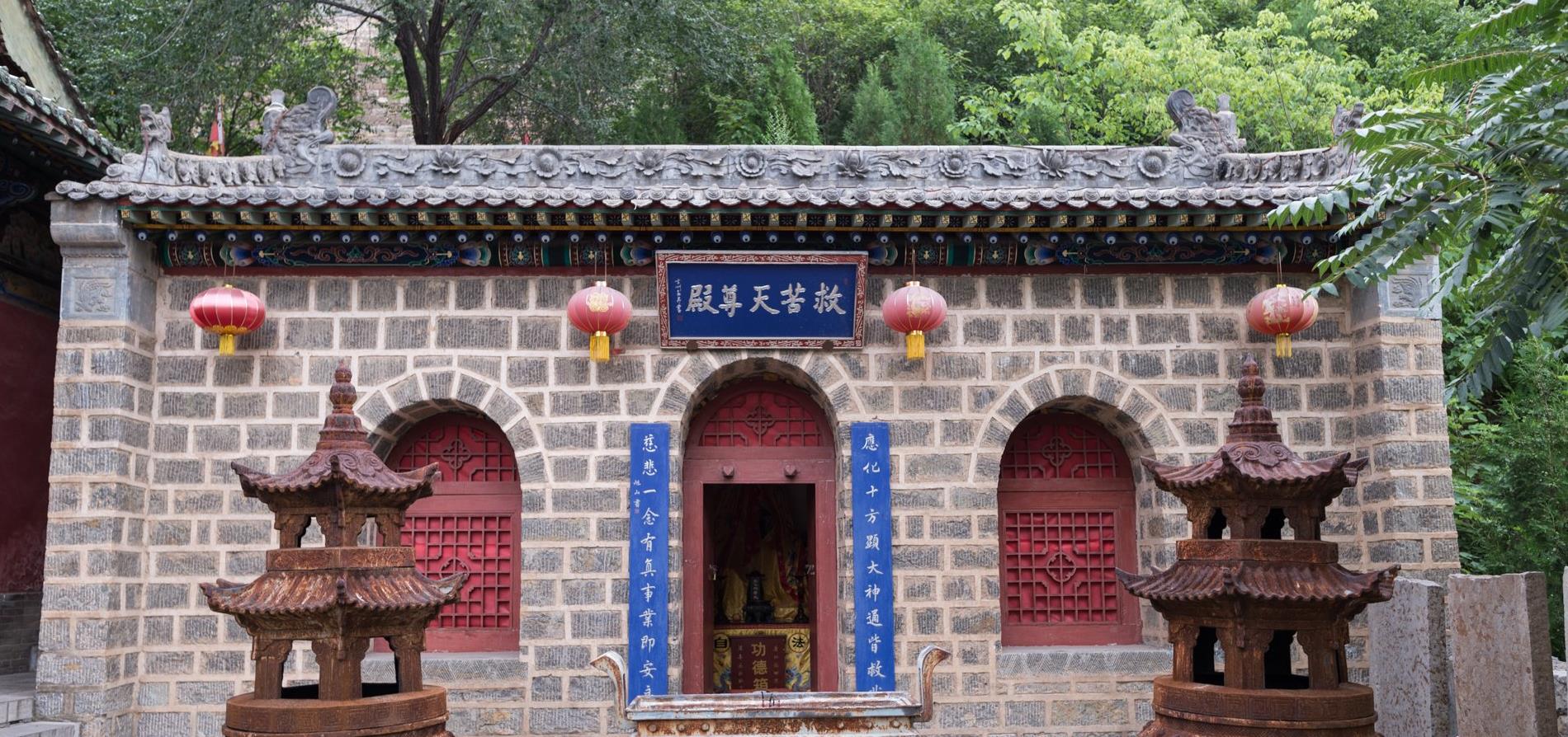 说到三祖殿,基本上每一个到这里的游人对于三祖殿上的"东西"存在疑问