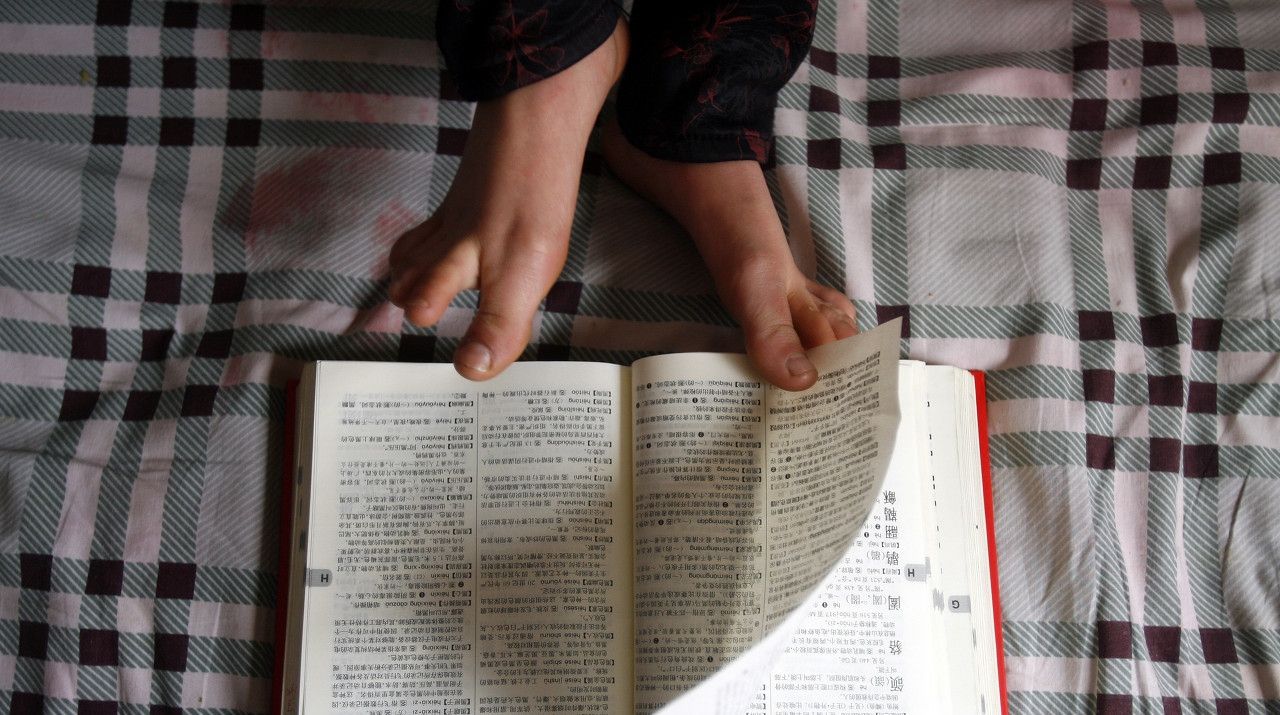 坚强残疾女孩儿用双脚洗衣做饭照顾失明瘫痪的母亲感动许多人