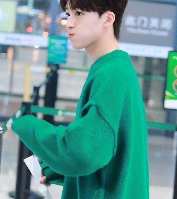 不相信是男生的腿何洛洛腿细得连破洞都没撑开太酸了