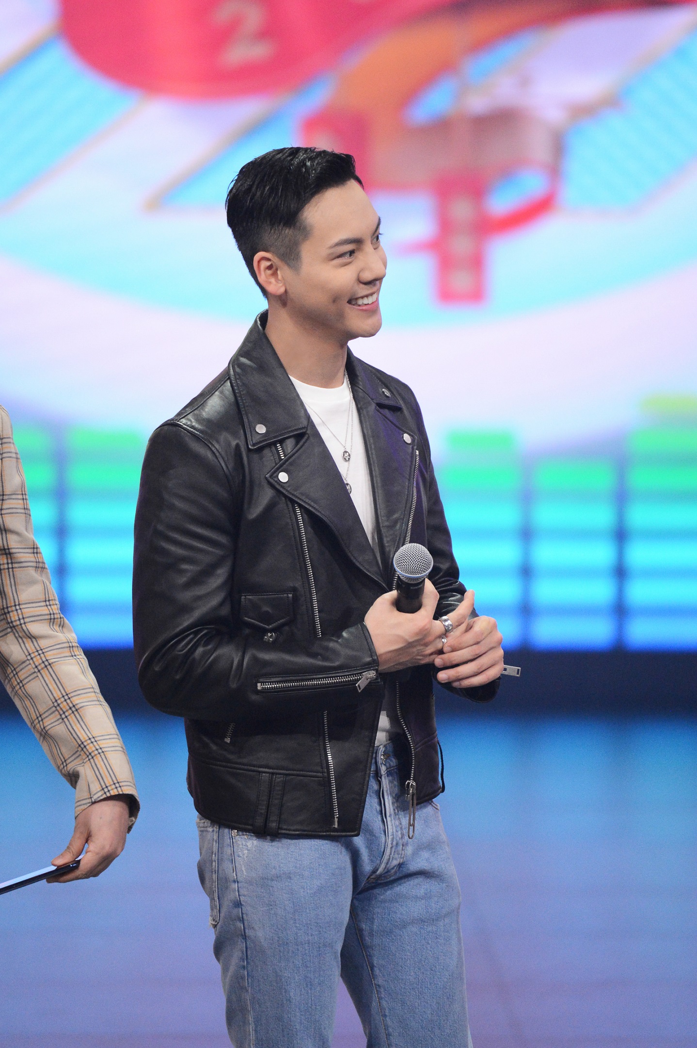 陈伟霆贾玲上演"破次元"跳舞 贾玲:伟霆跳舞太帅了