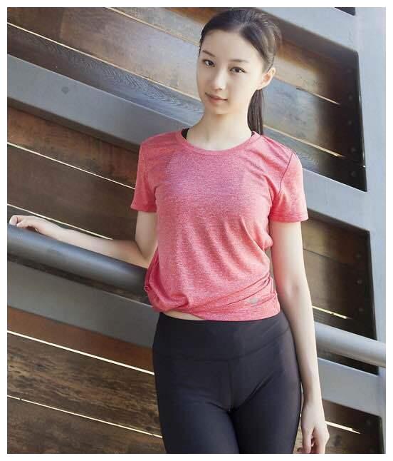 身材完美的紧身打底裤美女,好看养眼又迷人!