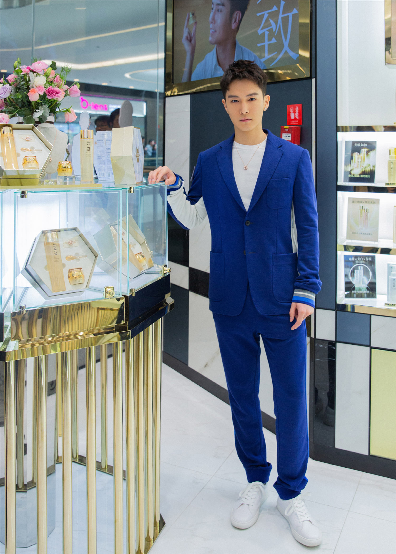 盛一伦出席品牌活动 蓝色休闲西装尽显绅士品格