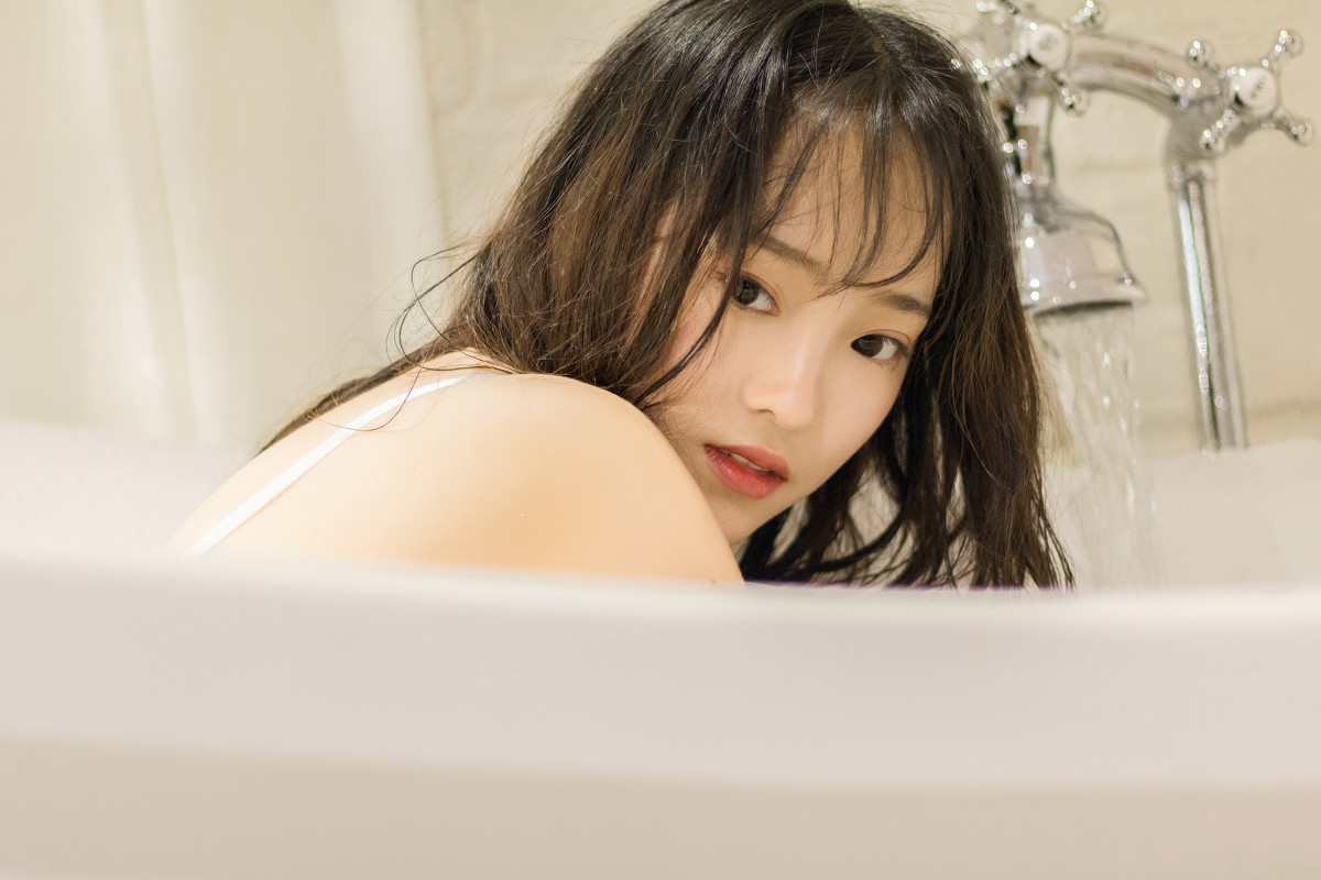 清纯美女摄影：泳衣美女性感吊带浴缸高清写真