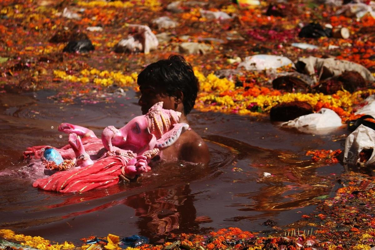 一组图实拍印度最脏乱的河水,只有阿三可以自在"遨游"