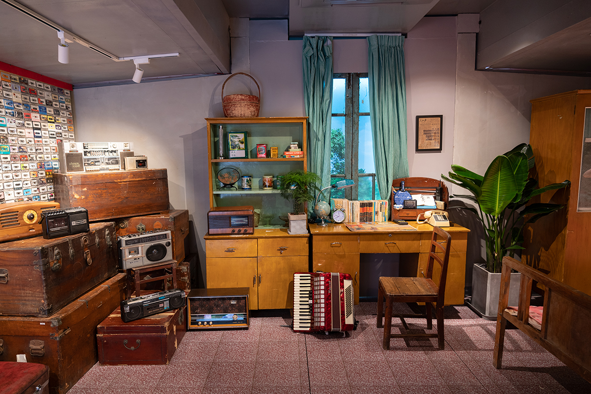 记忆供销社复刻了上世纪50,60年代供销合作社场景,以货柜展陈 主题