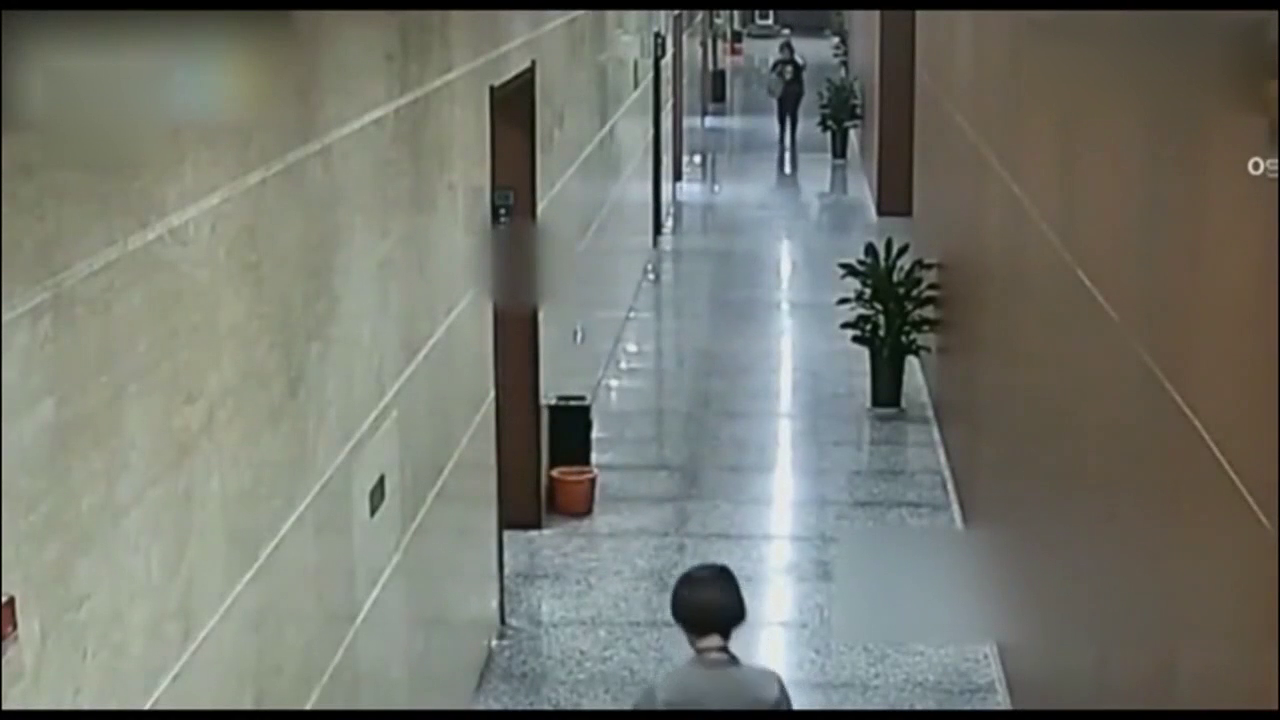 出差住宾馆 前台美女弯下腰接待,幸好有监控,才知道发生了什么