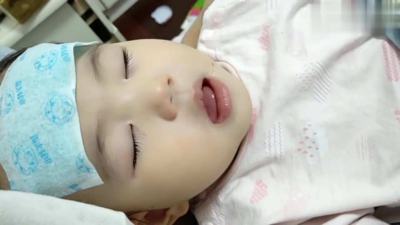 小宝感冒鼻子塞住了 张着嘴巴用力呼吸 看着好心疼