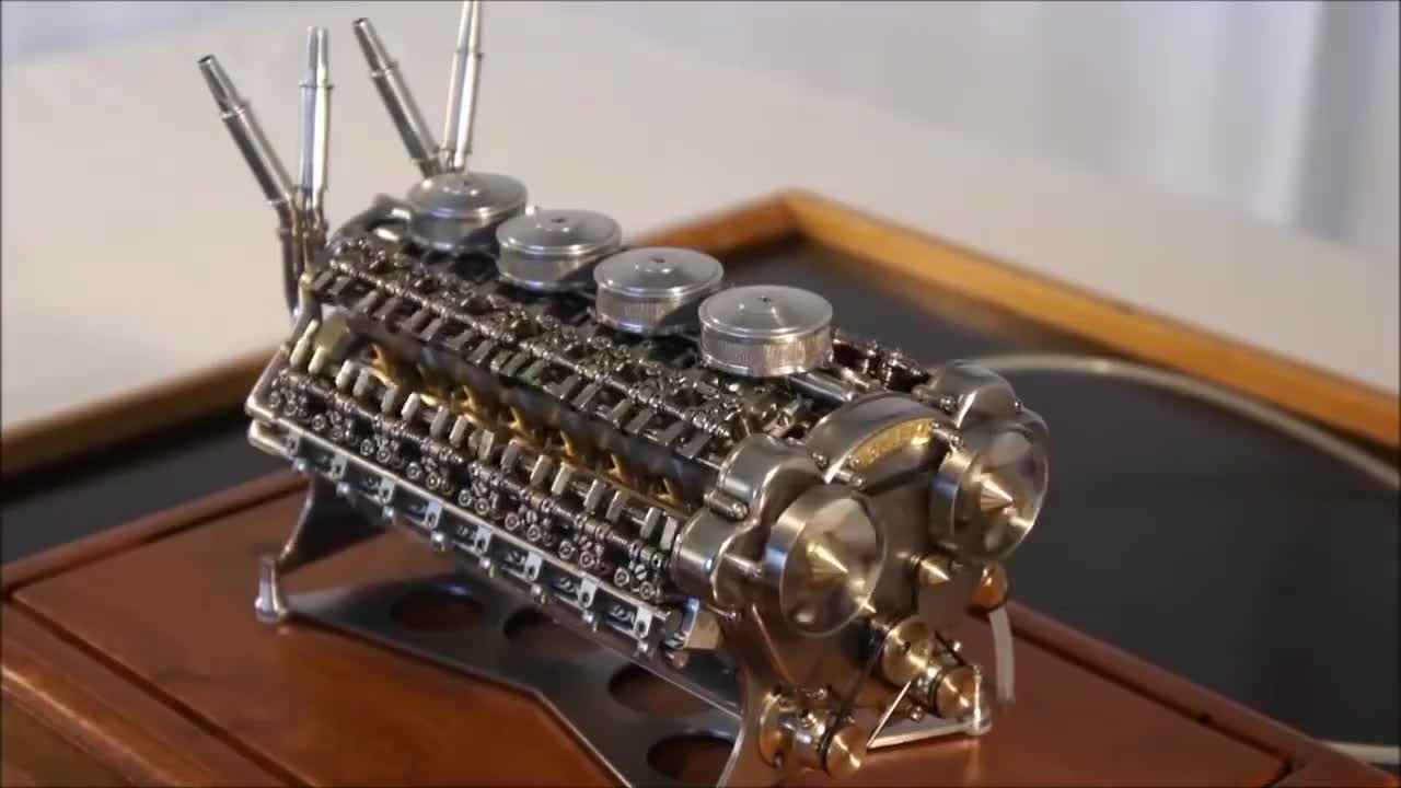 世界首台"32缸发动机",巴掌大小竖硬币都不倒,不愧是德国制造