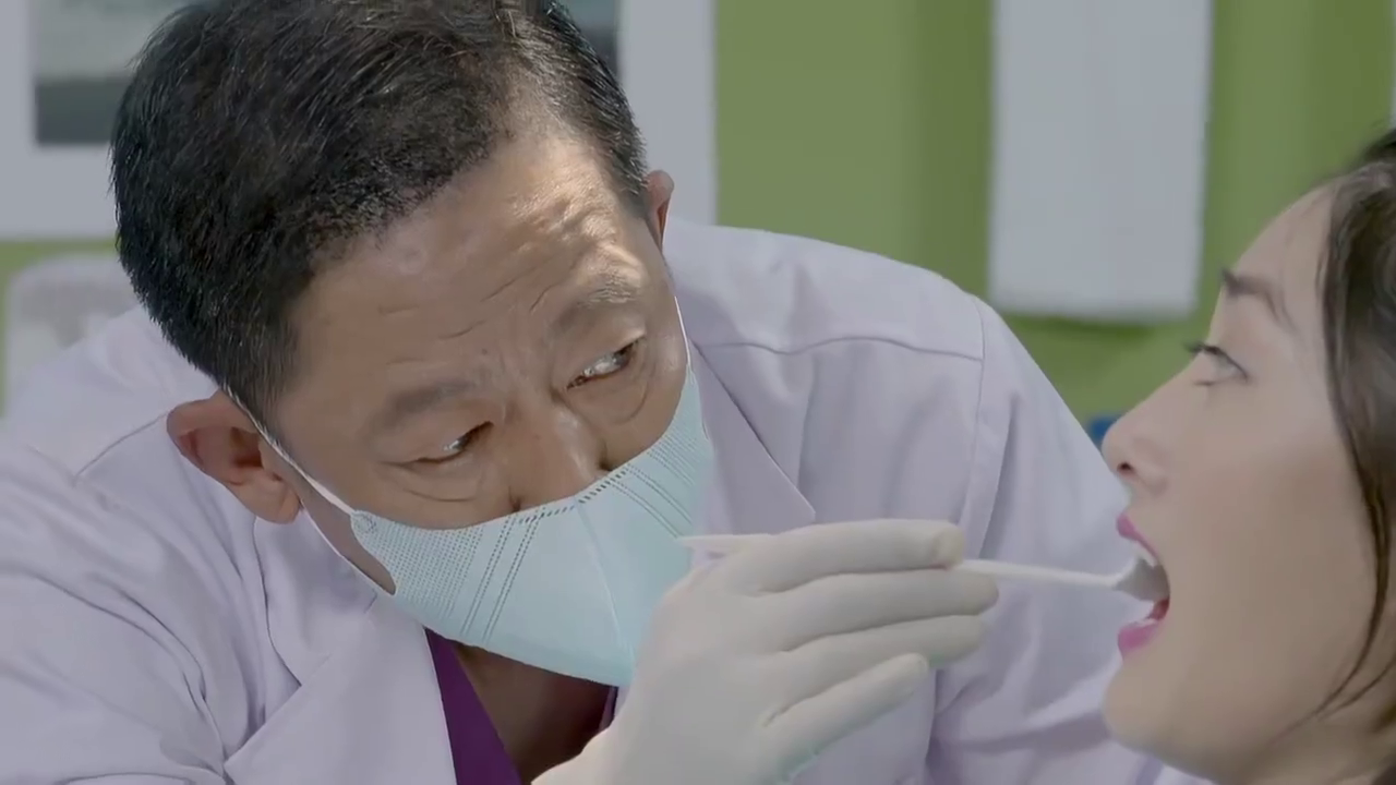美女来医院找大叔整牙,为了拍电视剧整形,怎料背后原因不简单
