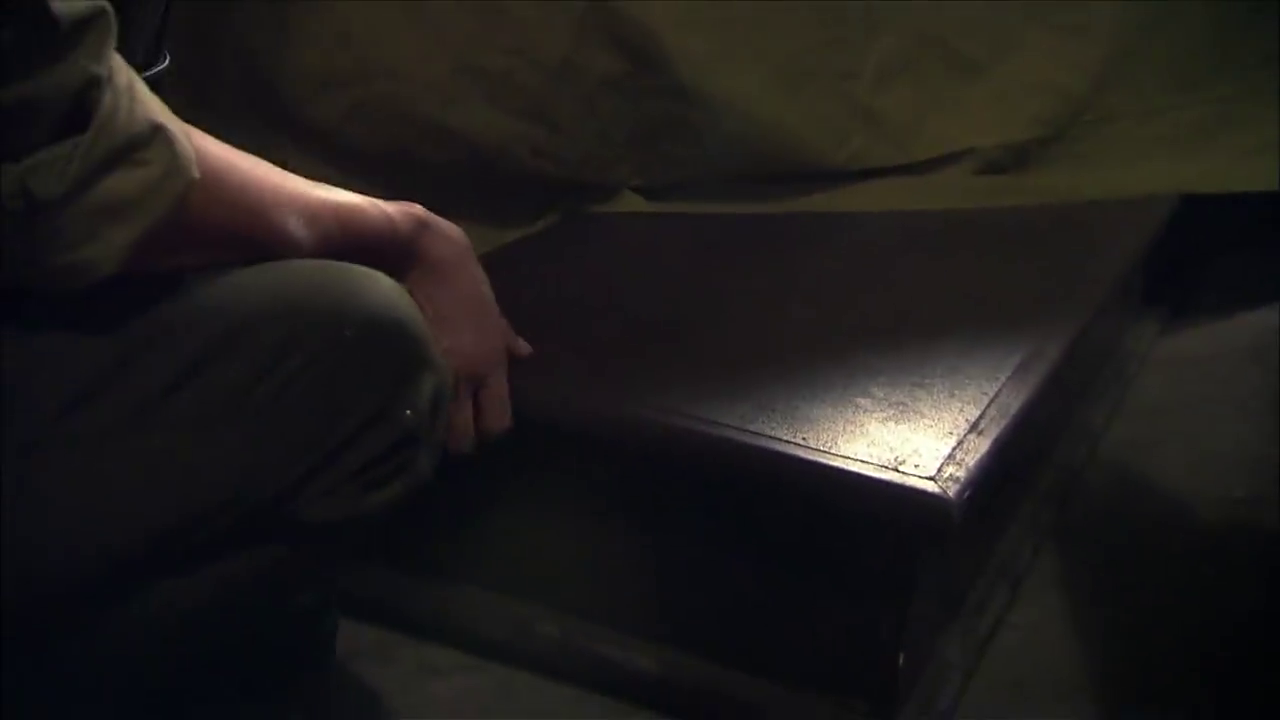 美女确认安全后 从床下拿出电报机 躲进厕所里向组织传递情报