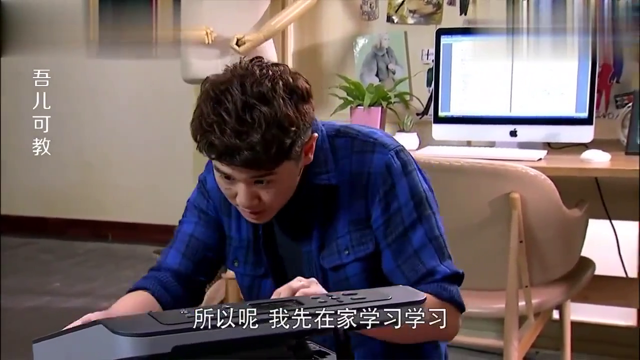 父亲听到敲门声以为是妻子来了,吓得赶紧躲,女儿女婿一起笑话他