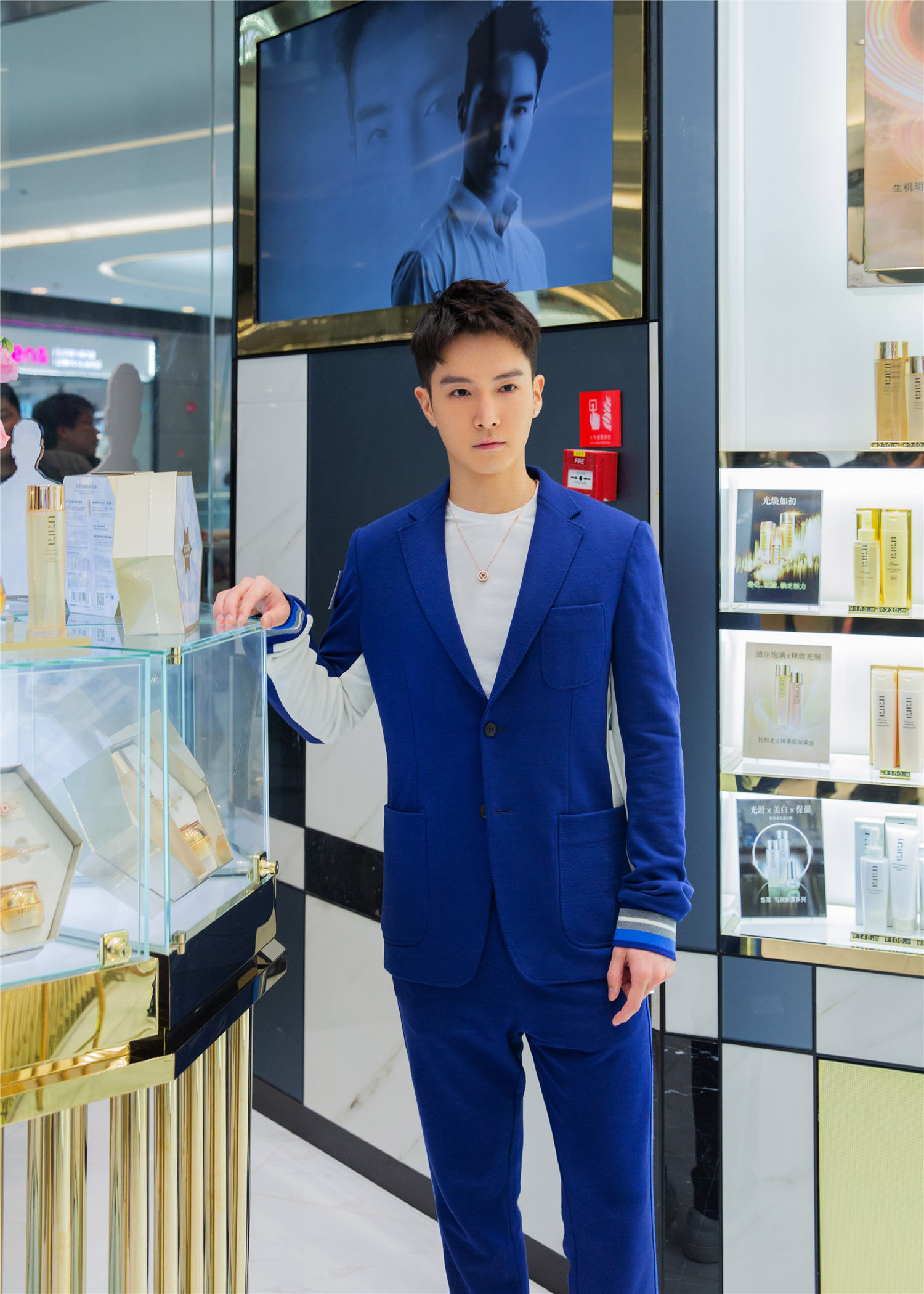 盛一伦出席品牌活动 蓝色休闲西装尽显绅士品格