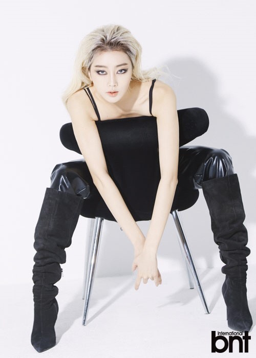 韩国女艺人朴秀彬nikita携手拍杂志时装照