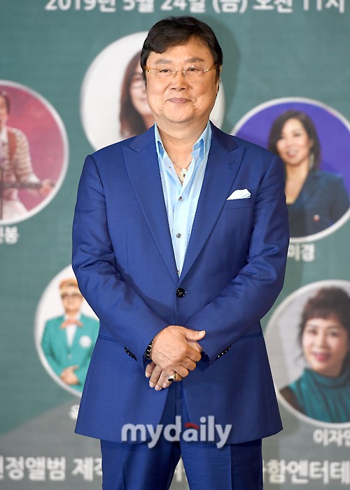 韩国歌手金南镇出道55周年纪念限定专辑发布会