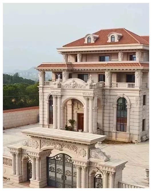 别人家的大门和围栏让人羡慕不已，全用大理石，华丽又大气