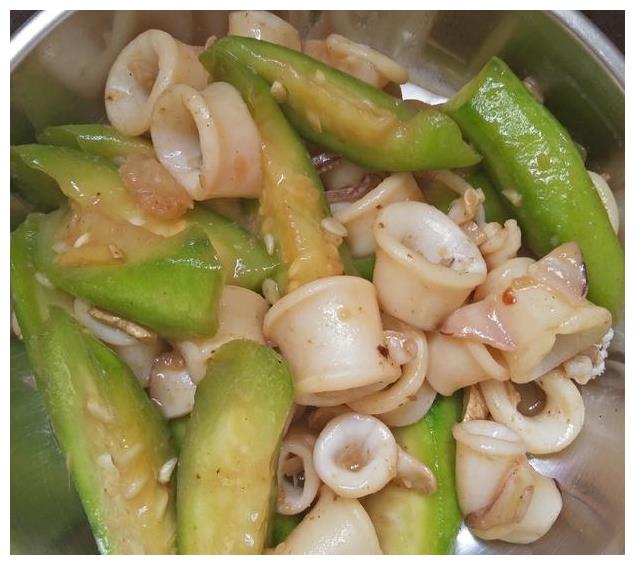 鲜鱿鱼炒丝瓜鲜甜美味清淡爽口一款适合夏季的家常菜