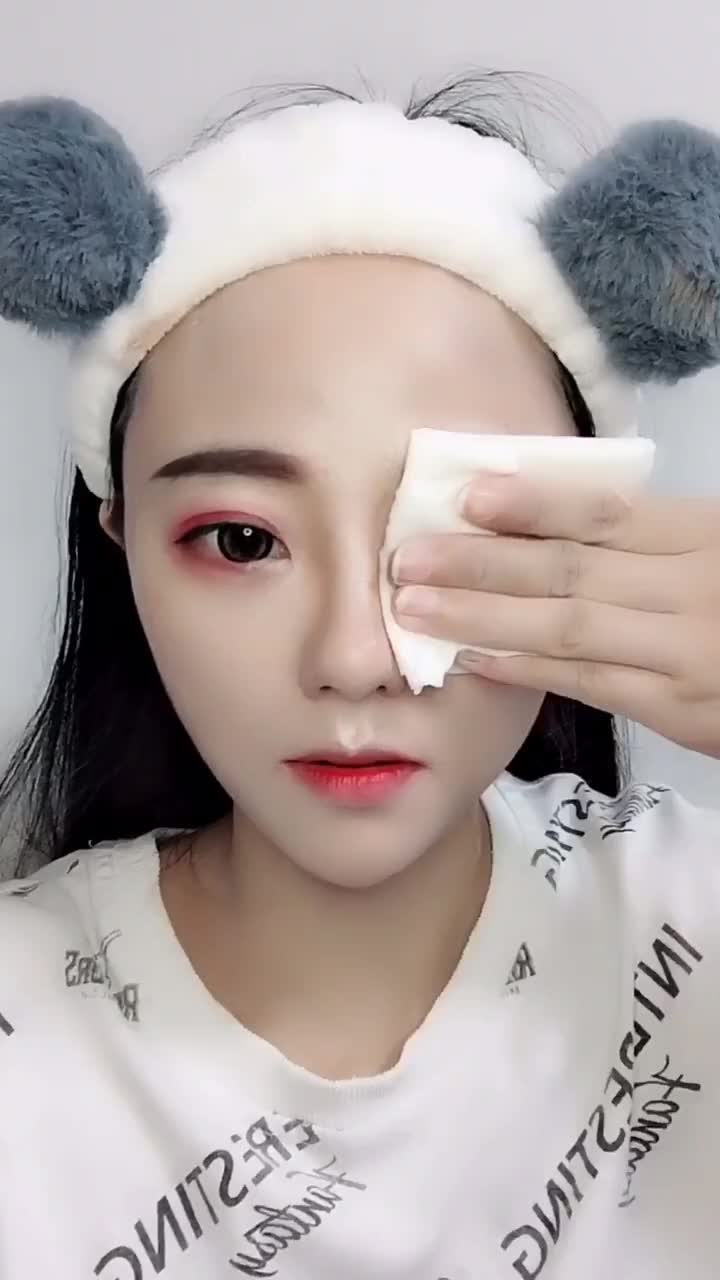 00后小学生化妆走红,卸妆手法太凶残