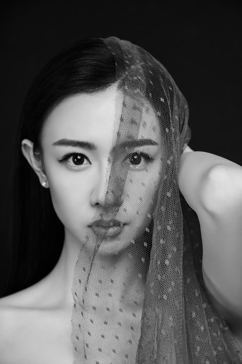 刘木子黑白大片来袭 锁骨美背性感面纱