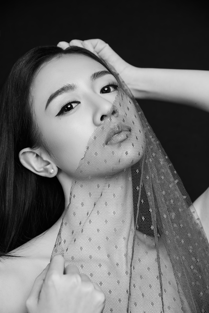 刘木子黑白大片来袭 锁骨美背性感面纱