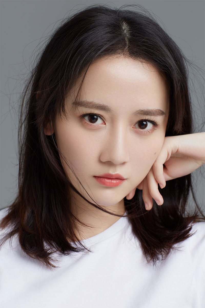 李墨之写真演绎夏日时尚 随性自然元气满分