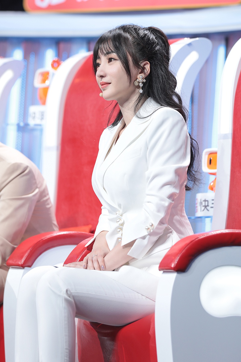 柳岩白西装亮相《直通春晚》飒气十足 化身辣椒舞者嗨翻全场