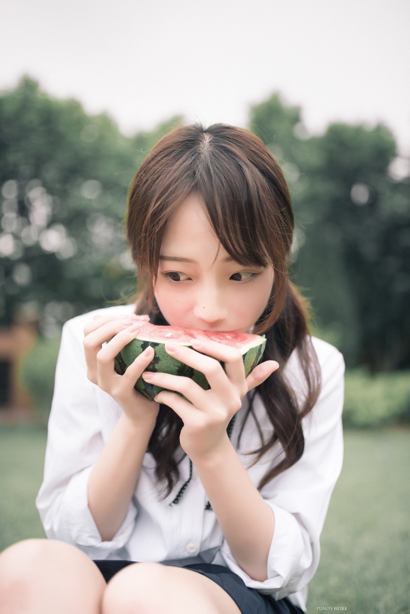 清纯邻家女孩吃西瓜,娇小可爱|邻家女孩|西瓜|可爱_新浪新闻