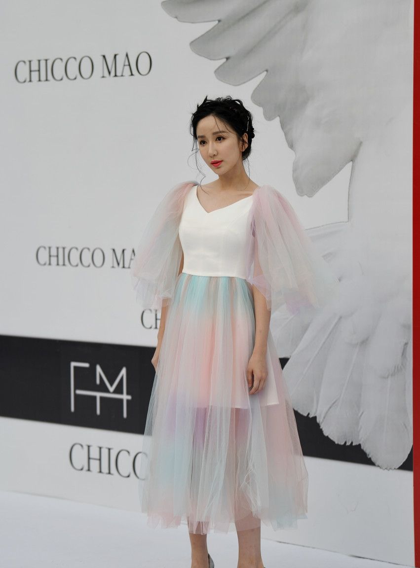 高开叉礼服亮相的娄艺潇气质高冷很有范