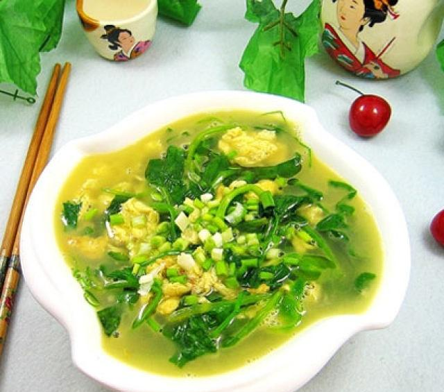 很清香的豌豆尖,和炒过的鸡蛋一起做汤,简单快捷,味道还好