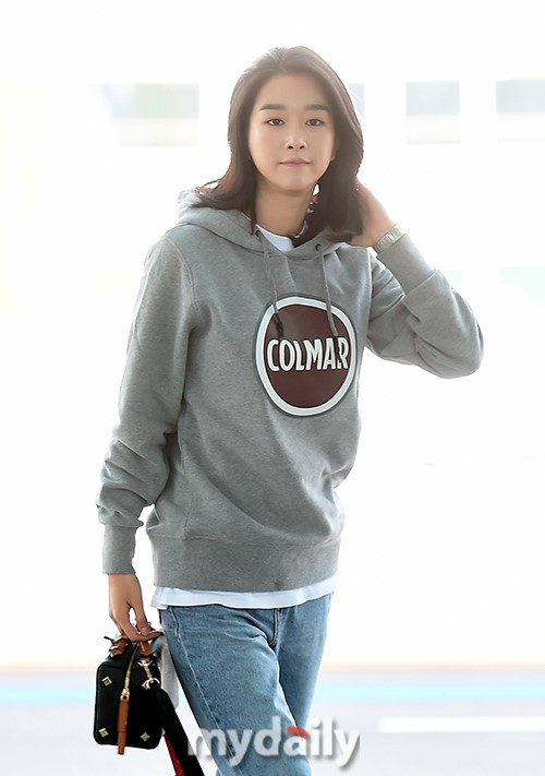 10月4日上午,韩国女艺人徐艺智为拍杂志写真而从仁川机场启程飞往了