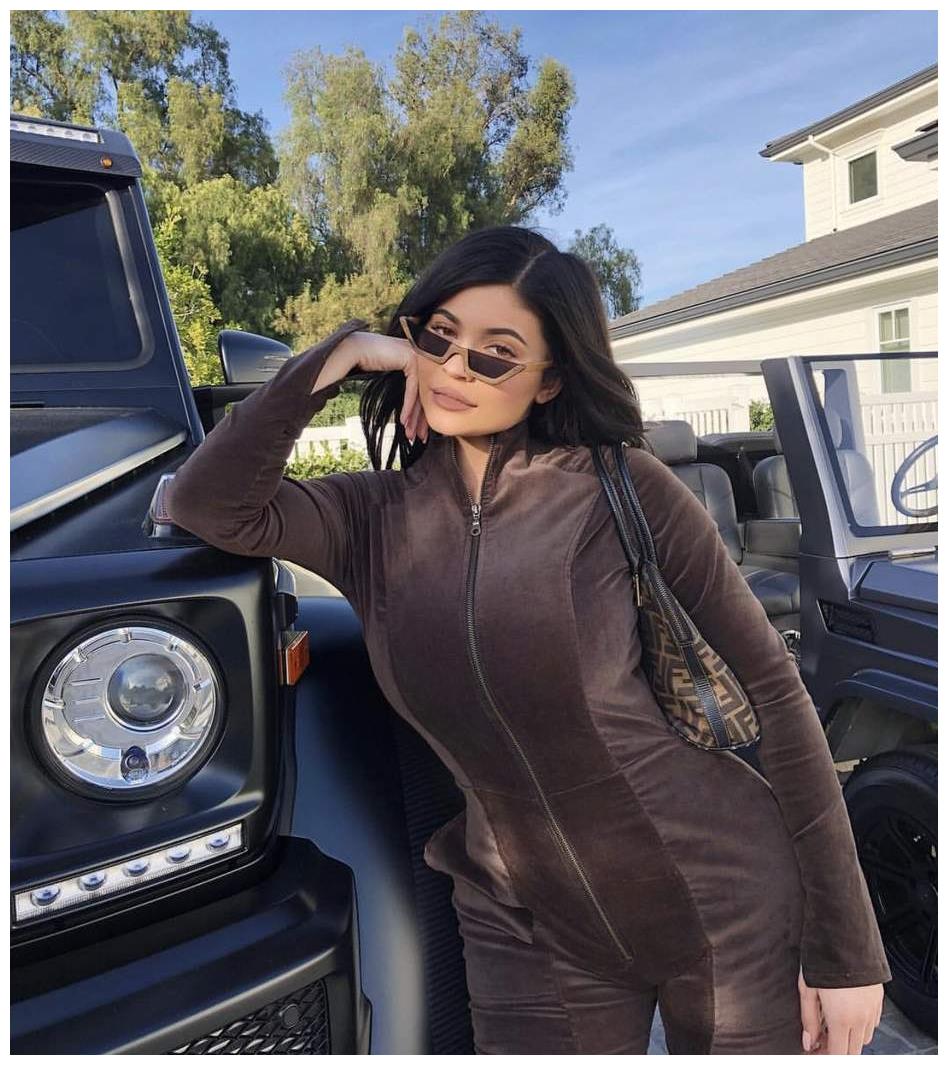 这位22岁网红了不得,福布斯全球亿万富豪榜第2057名,有豪车无数