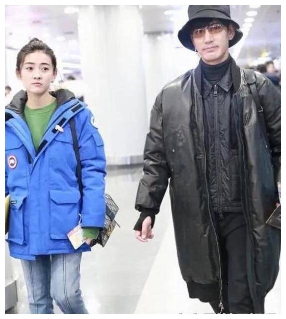 梁洁穿蓝色工装外套看着像18岁小女孩可她旁边就站着未婚夫