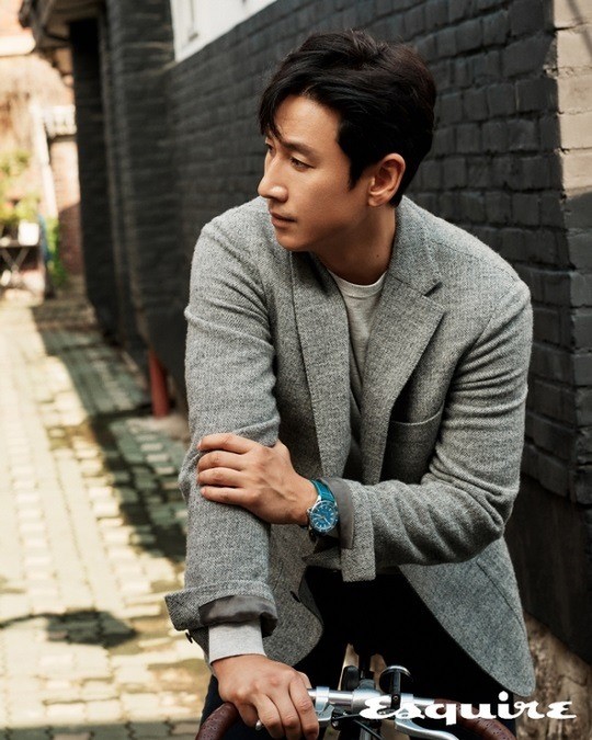 韩国艺人李善均拍杂志写真展成熟男性魅力